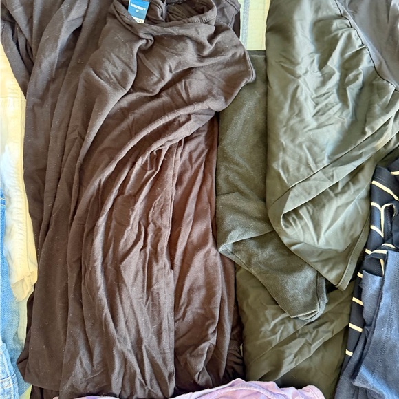 Maternity Clothing Bundle (S–M) – Leggings, Tops, Activewear, Bathrobe & More - Picture 7 of 8